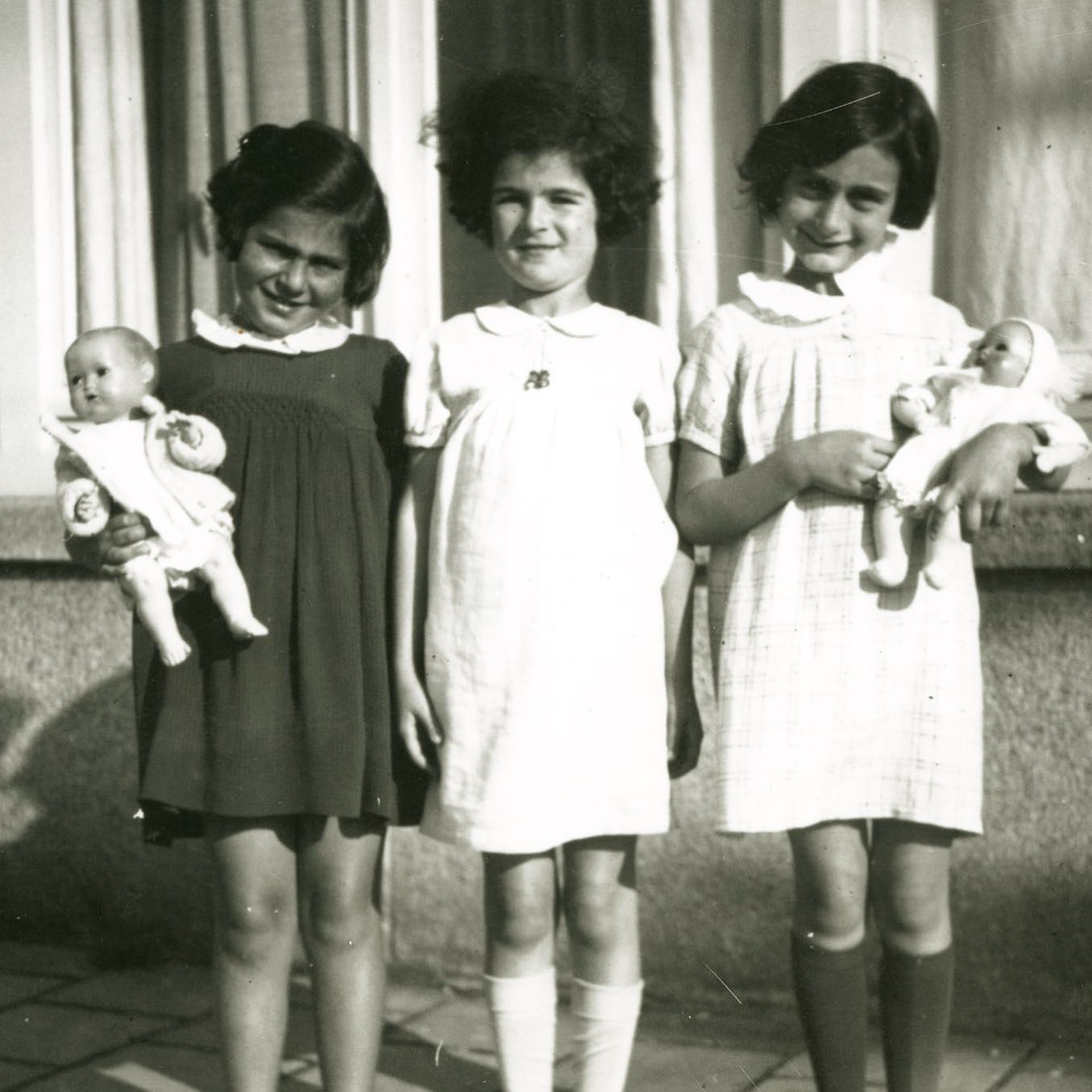 Read more about the article Before the War Closed In: Eva Goldberg’s Connection to Anne Frank.