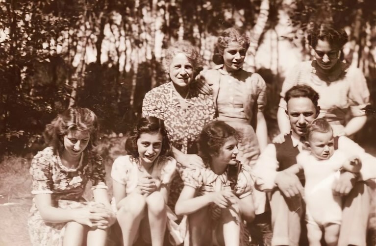 Read more about the article In July 1941, Anne traveled with Sanne Ledermann and her family to Beekbergen, about fifty miles from Amsterdam.